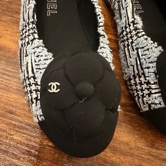 Chanel never worn flats AVAILABLE TILL 06/06 - Picture 5 of 10